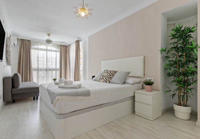 Apartamento en Torremolinos - Amplio apartamento con piscina y parking  Apartamento en Torremolinos - Amplio apartamento con piscina y parking