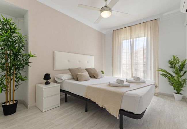 Apartamento en Torremolinos - Amplio apartamento con piscina y parking  Apartamento en Torremolinos - Amplio apartamento con piscina y parking