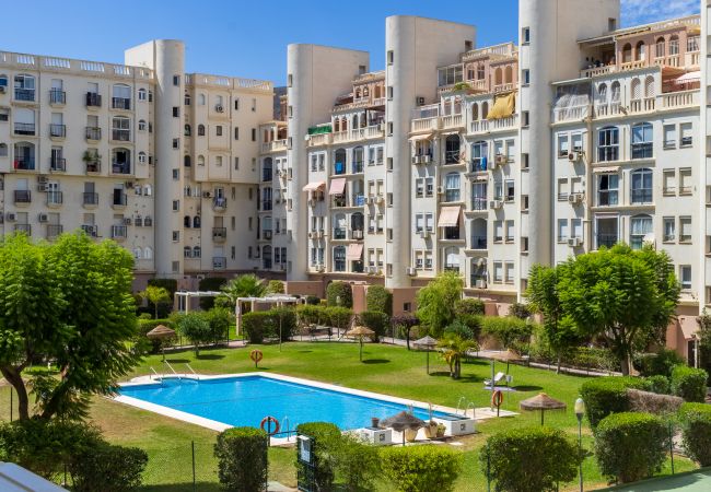 Apartamento en Torremolinos - Amplio apartamento con piscina y parking  Apartamento en Torremolinos - Amplio apartamento con piscina y parking