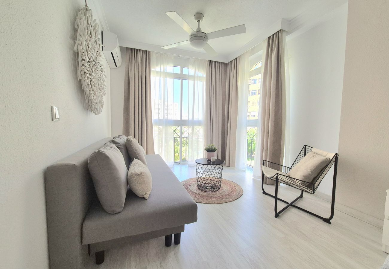 Apartamento en Torremolinos - Amplio apartamento con piscina y parking en zona auténtica de Torremolinos