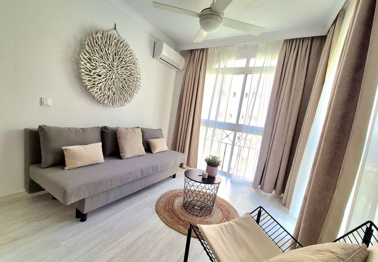 Apartamento en Torremolinos - Amplio apartamento con piscina y parking en zona auténtica de Torremolinos