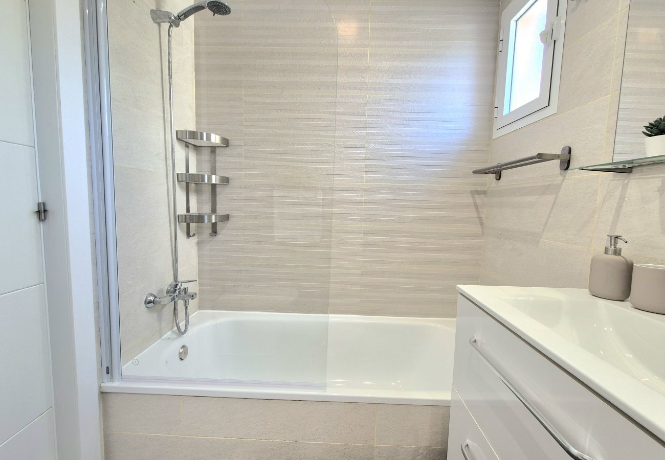 Apartamento en Torremolinos - Amplio apartamento con piscina y parking en zona auténtica de Torremolinos