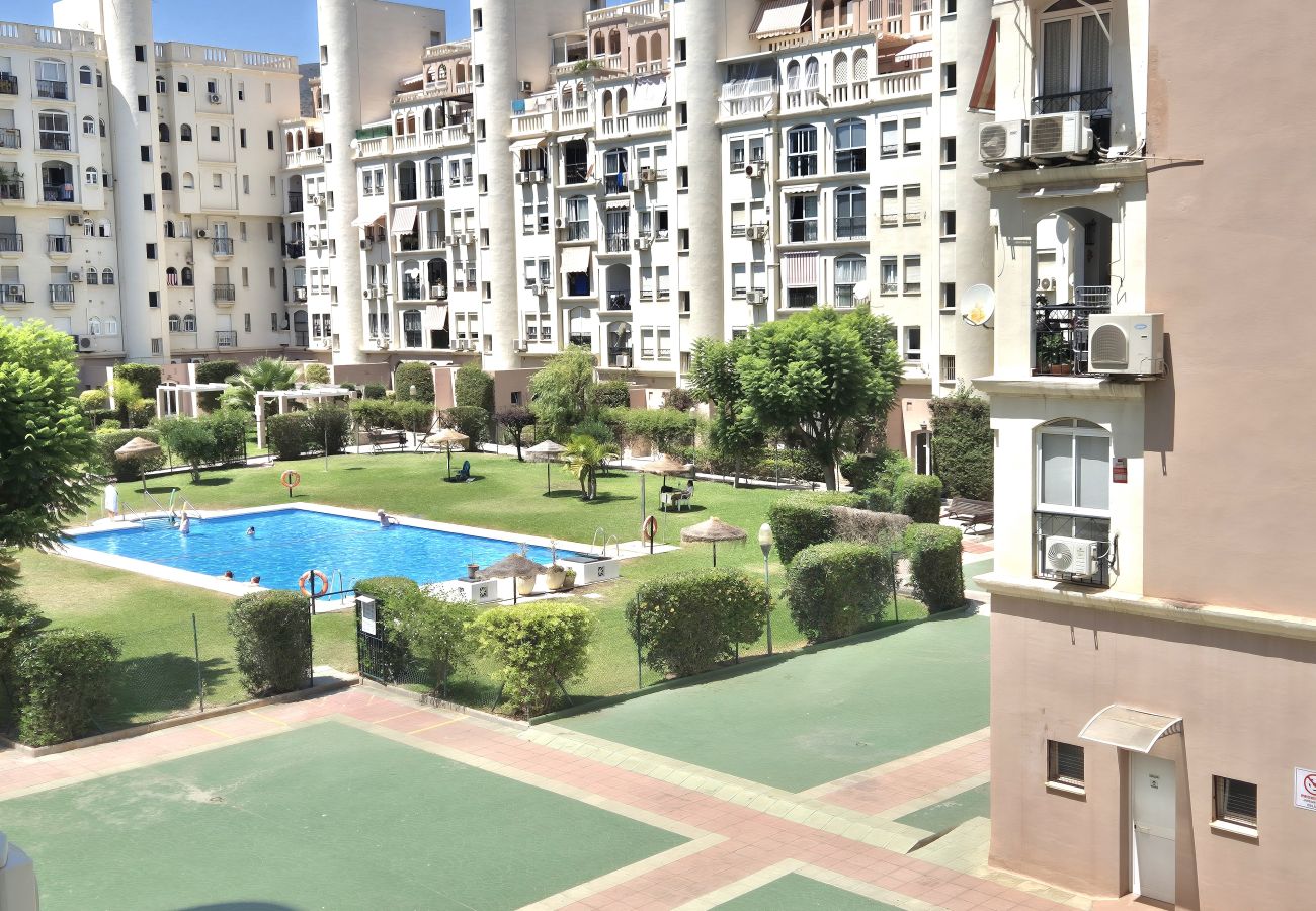 Apartamento en Torremolinos - Amplio apartamento con piscina y parking en zona auténtica de Torremolinos