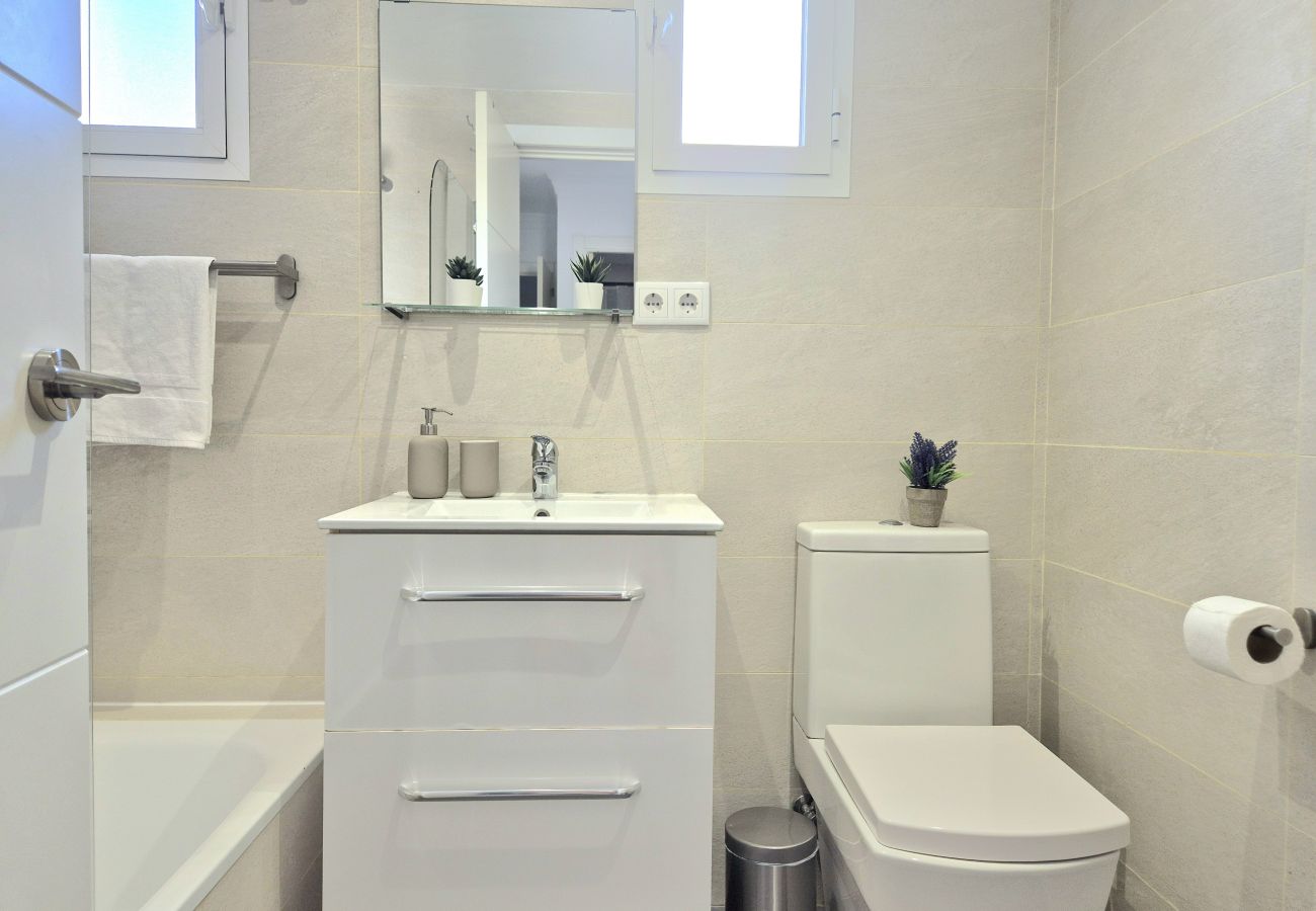 Apartamento en Torremolinos - Amplio apartamento con piscina y parking en zona auténtica de Torremolinos