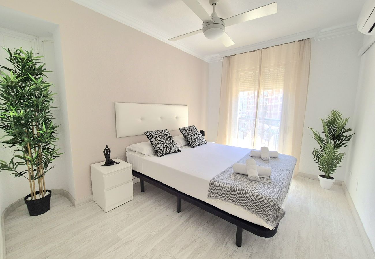 Apartamento en Torremolinos - Amplio apartamento con piscina y parking en zona auténtica de Torremolinos