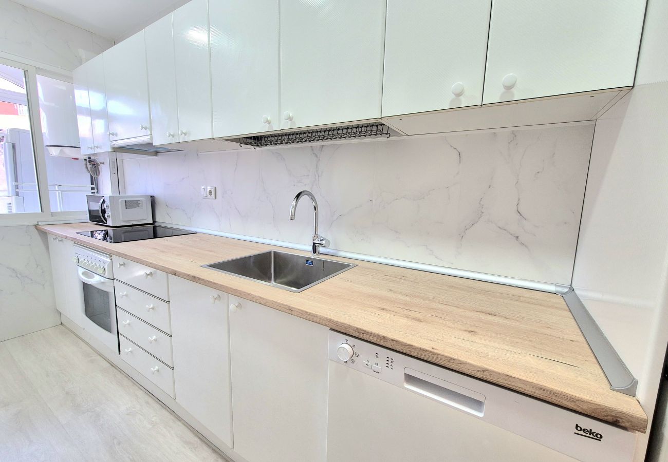 Apartamento en Torremolinos - Amplio apartamento con piscina y parking en zona auténtica de Torremolinos