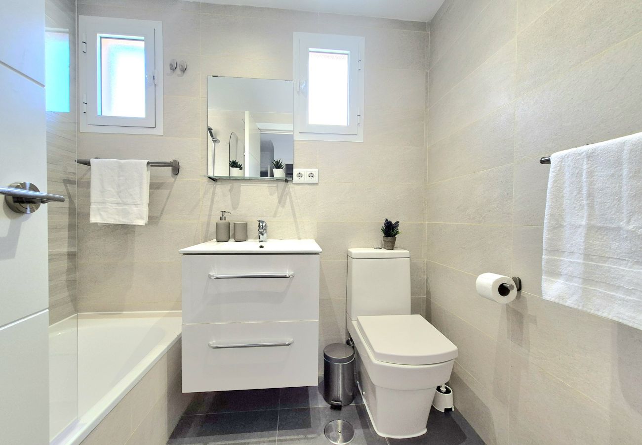 Apartamento en Torremolinos - Amplio apartamento con piscina y parking en zona auténtica de Torremolinos