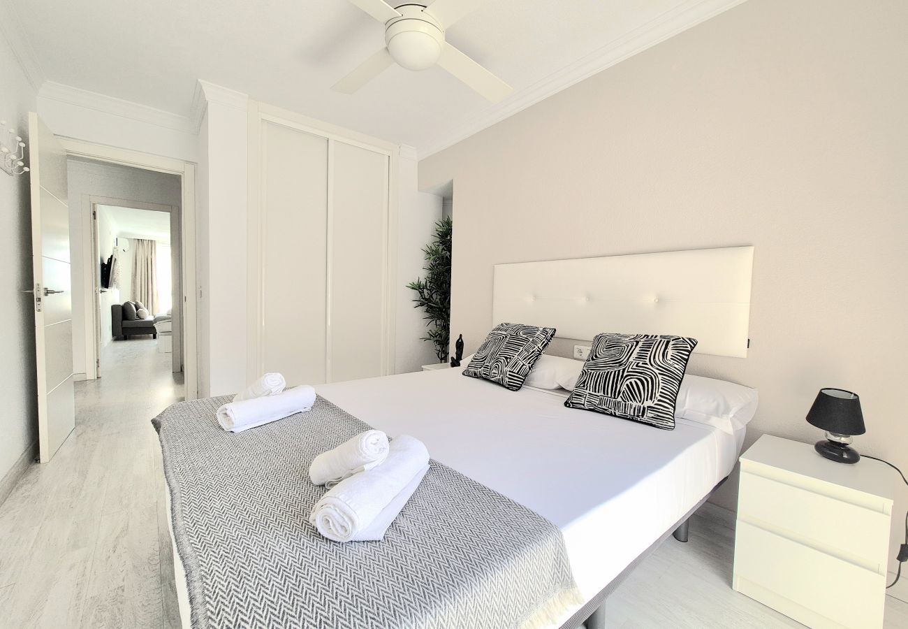 Apartamento en Torremolinos - Amplio apartamento con piscina y parking en zona auténtica de Torremolinos