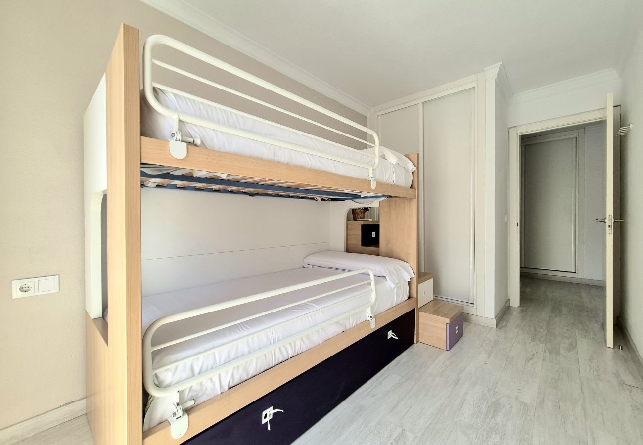 Apartamento en Torremolinos - Amplio apartamento con piscina y parking en zona auténtica de Torremolinos