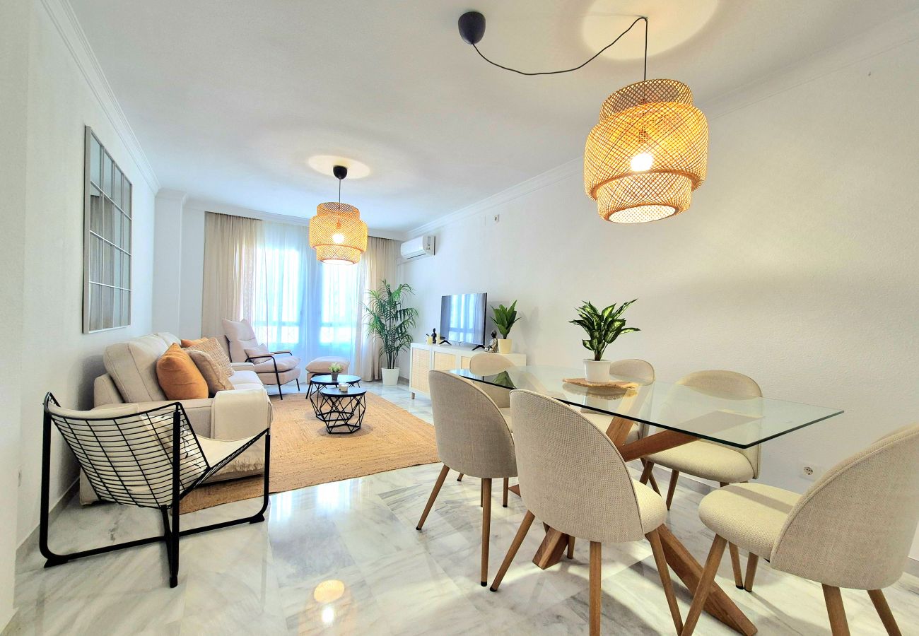 Apartamento en Torremolinos - Amplio apartamento con piscina y parking en zona auténtica de Torremolinos
