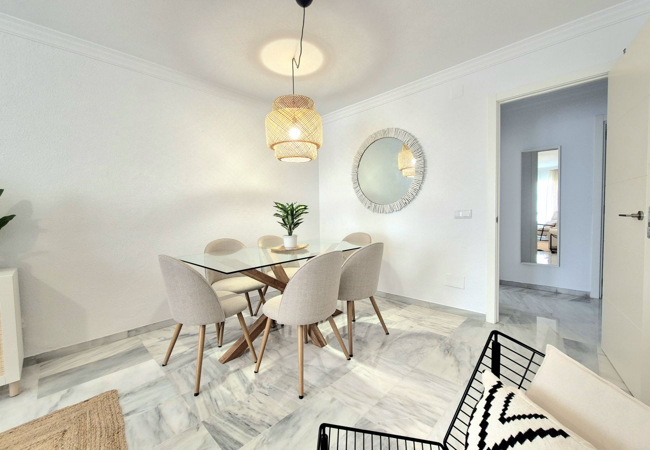 Apartamento en Torremolinos - Amplio apartamento con piscina y parking en zona auténtica de Torremolinos