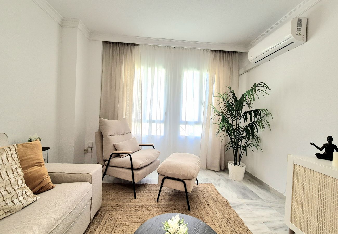 Apartamento en Torremolinos - Amplio apartamento con piscina y parking en zona auténtica de Torremolinos