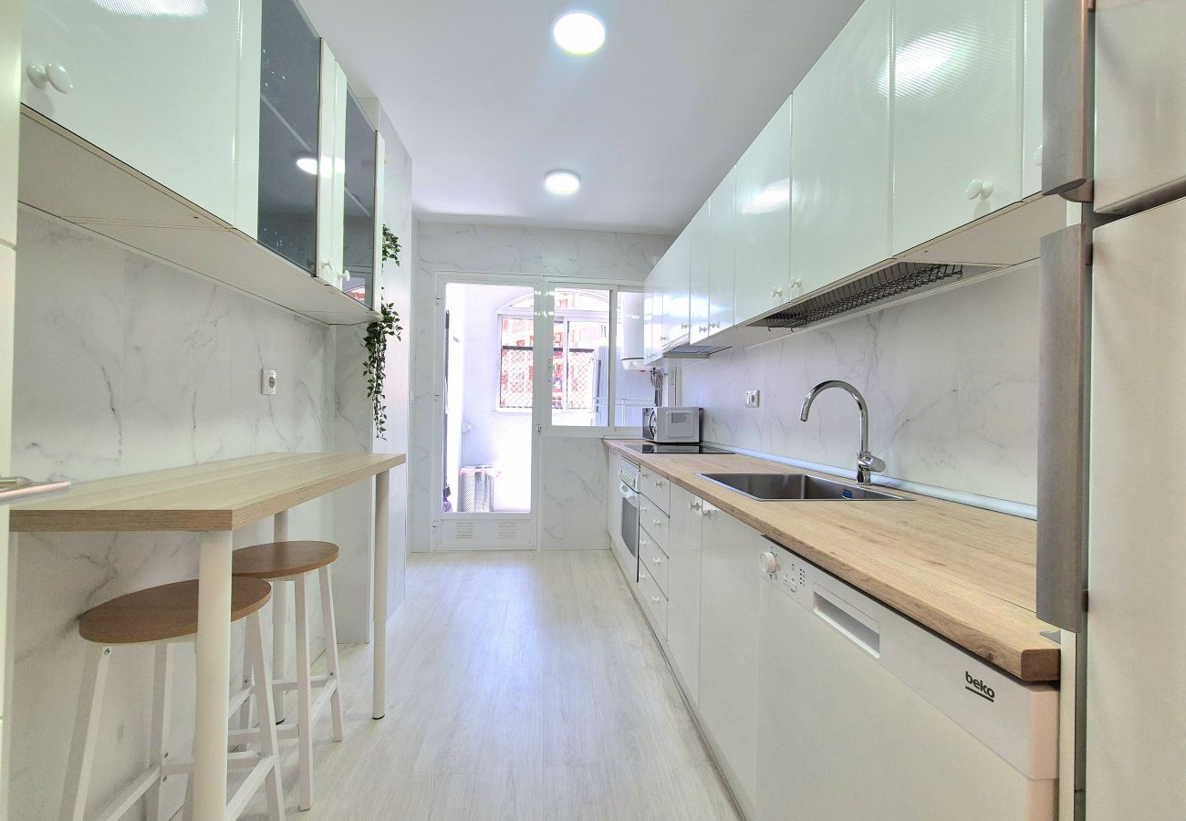 Apartamento en Torremolinos - Amplio apartamento con piscina y parking en zona auténtica de Torremolinos