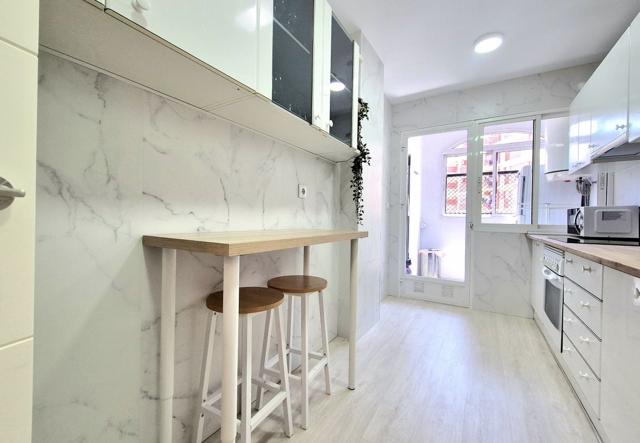 Apartamento en Torremolinos - Amplio apartamento con piscina y parking en zona auténtica de Torremolinos