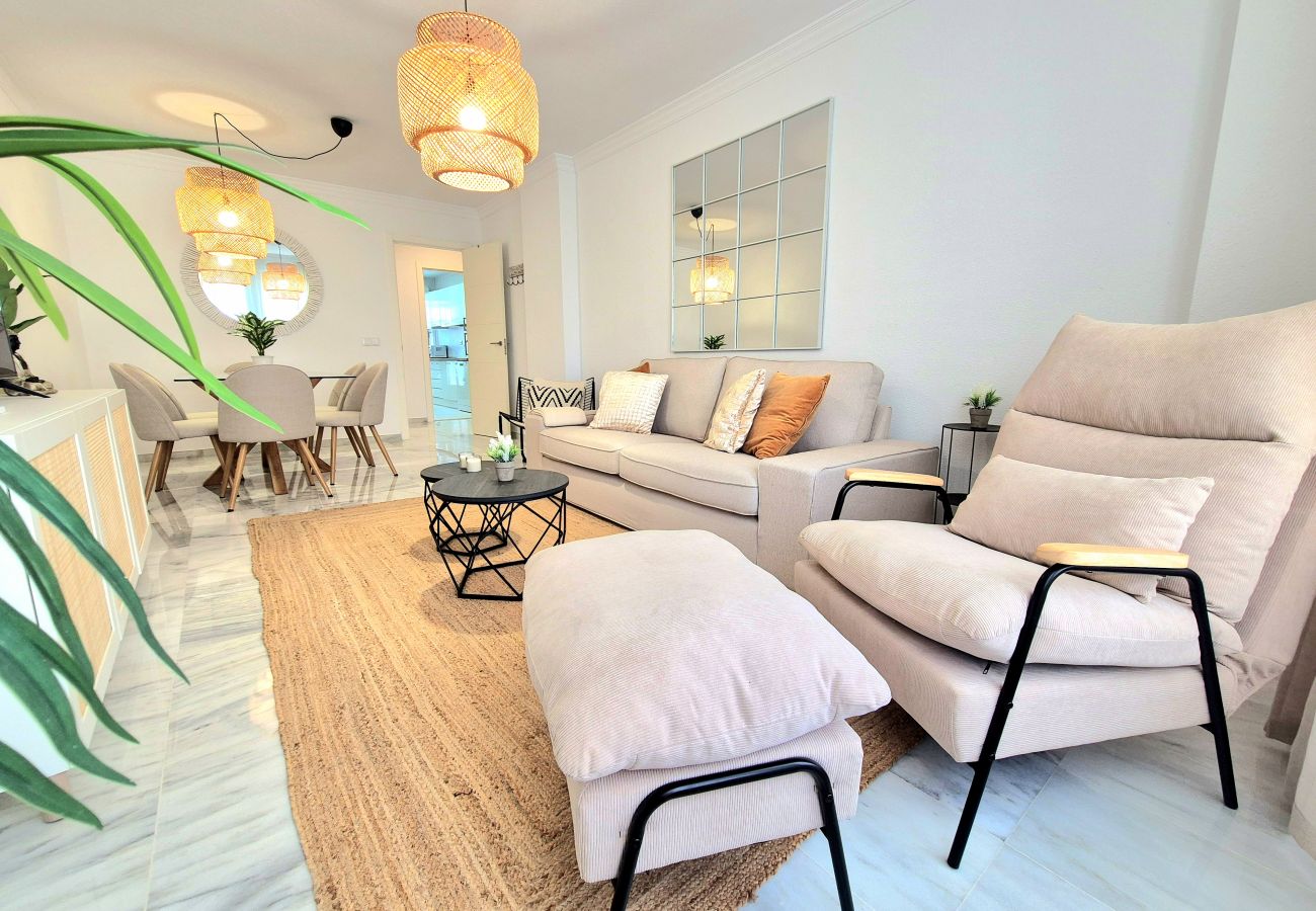Apartamento en Torremolinos - Amplio apartamento con piscina y parking en zona auténtica de Torremolinos
