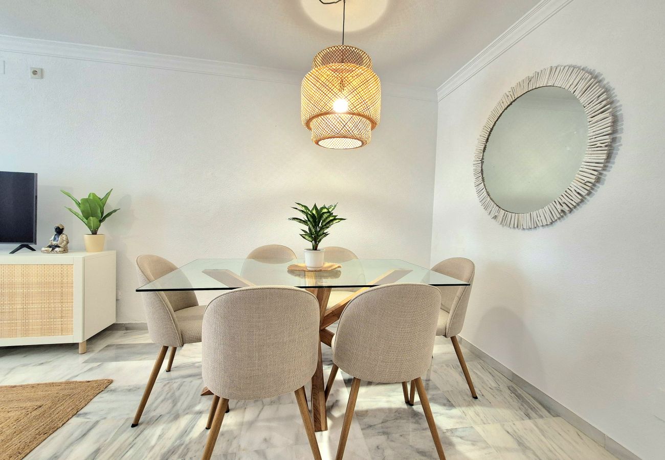 Apartamento en Torremolinos - Amplio apartamento con piscina y parking en zona auténtica de Torremolinos