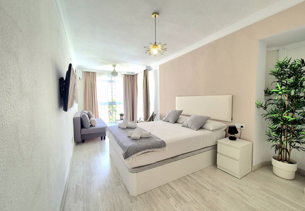 Apartamento en Torremolinos - Amplio apartamento con piscina y parking en zona auténtica de Torremolinos
