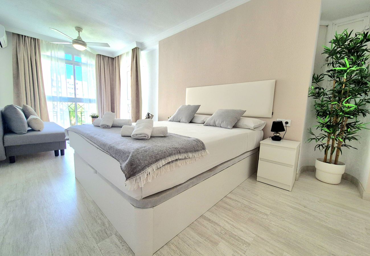 Apartamento en Torremolinos - Amplio apartamento con piscina y parking en zona auténtica de Torremolinos