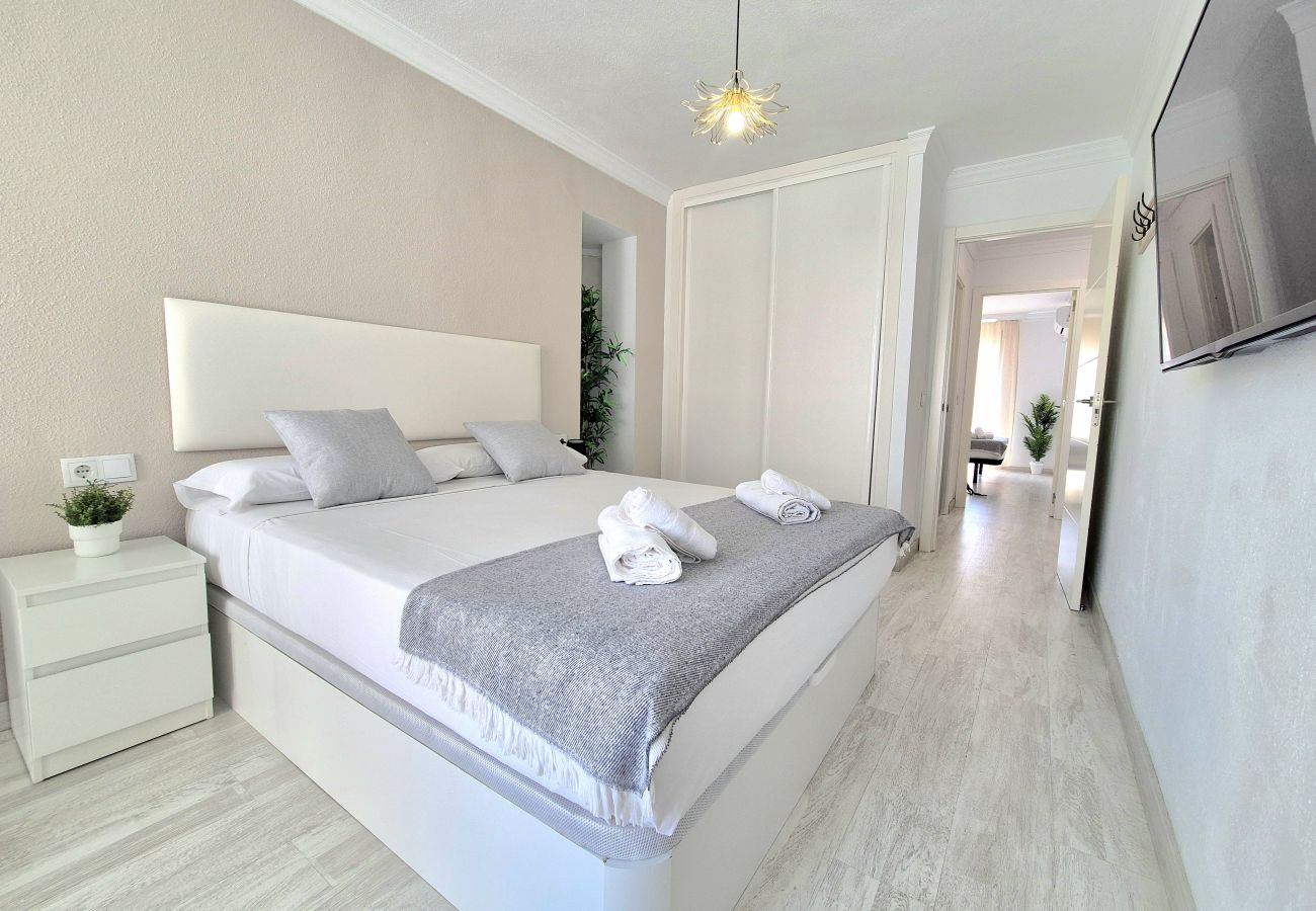 Apartamento en Torremolinos - Amplio apartamento con piscina y parking en zona auténtica de Torremolinos