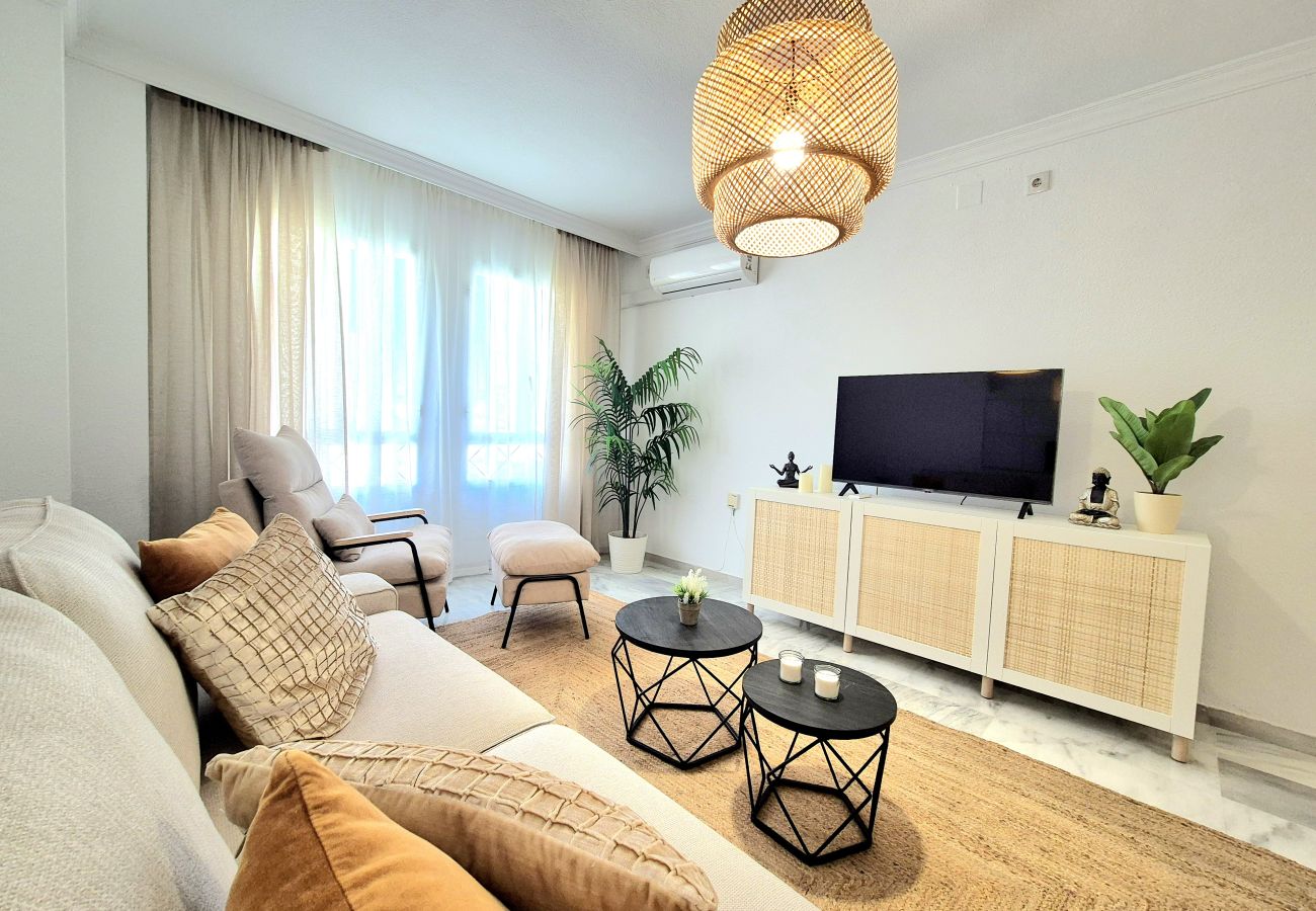 Apartamento en Torremolinos - Amplio apartamento con piscina y parking en zona auténtica de Torremolinos