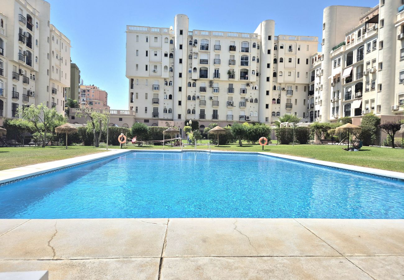 Apartamento en Torremolinos - Amplio apartamento con piscina y parking en zona auténtica de Torremolinos