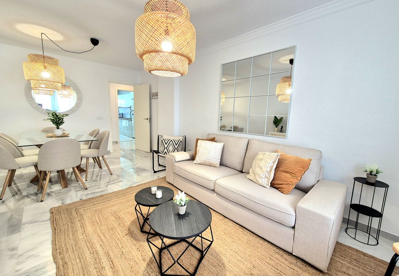 Apartamento en Torremolinos - Amplio apartamento con piscina y parking en zona auténtica de Torremolinos