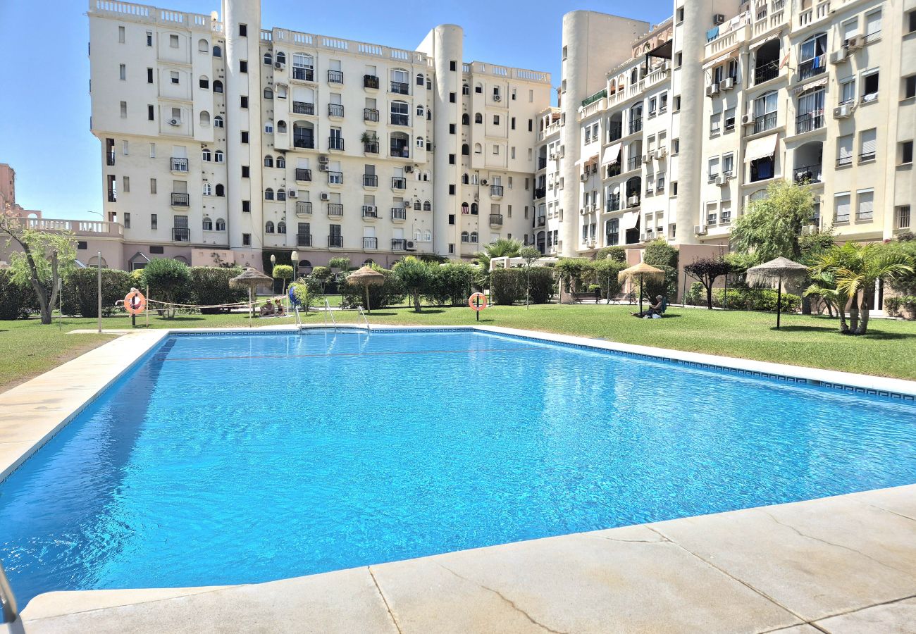 Apartamento en Torremolinos - Amplio apartamento con piscina y parking en zona auténtica de Torremolinos