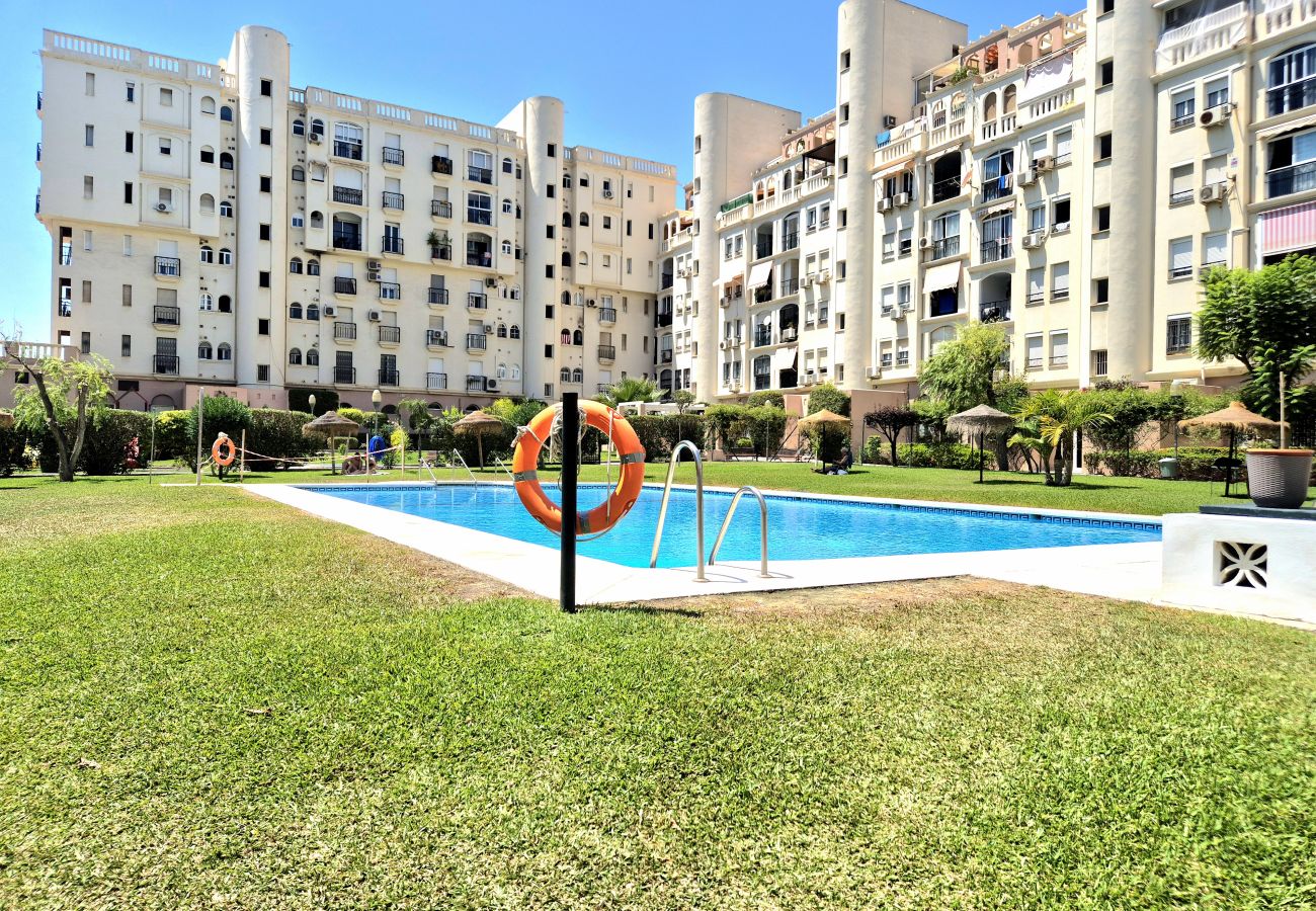 Apartamento en Torremolinos - Amplio apartamento con piscina y parking en zona auténtica de Torremolinos
