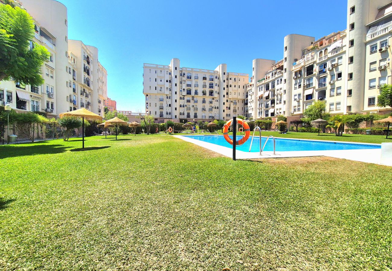 Apartamento en Torremolinos - Amplio apartamento con piscina y parking en zona auténtica de Torremolinos