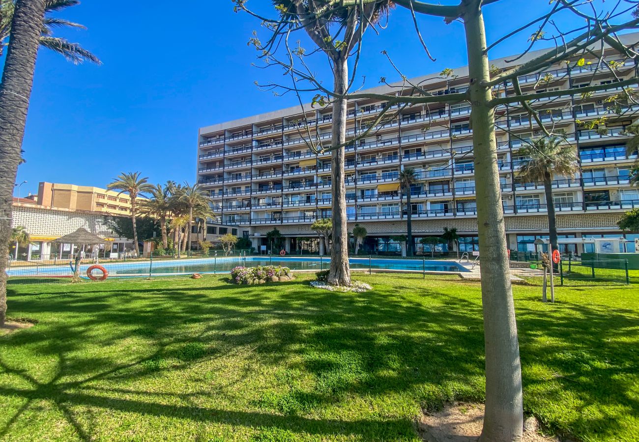 Estudio en Torremolinos - Casa Ángeles - Terraza y vista al mar