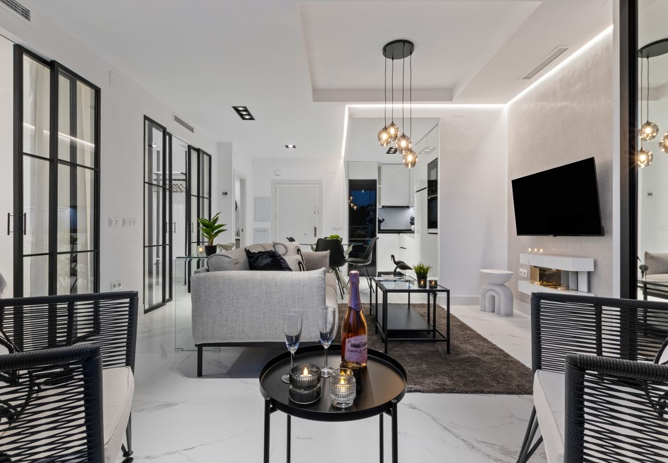 Apartment in Torremolinos - 🖤🤍Black and White Beach – Boutique Apartment with Sea Views 🌊