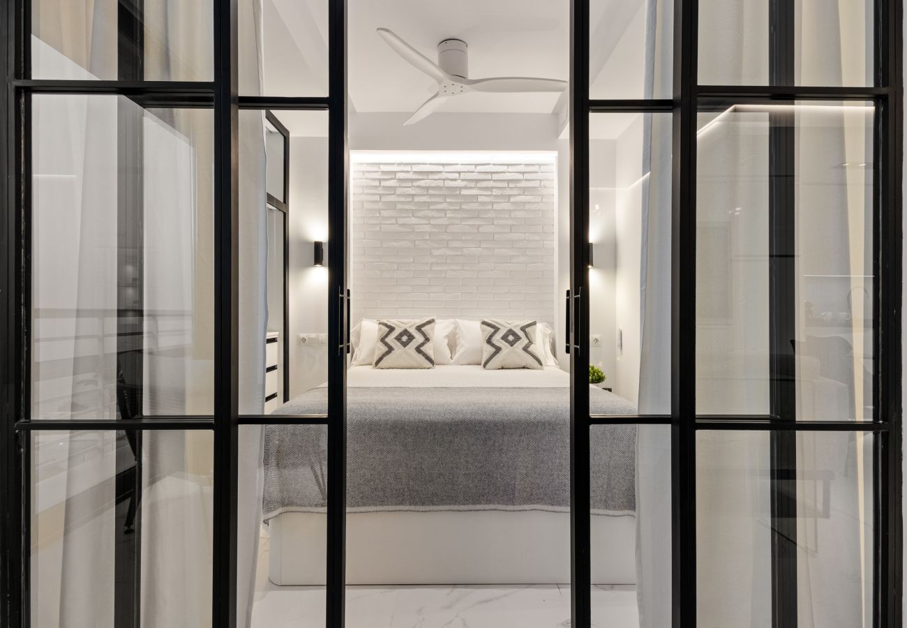 Apartment in Torremolinos - 🖤🤍Black and White Beach – Boutique Apartment with Sea Views 🌊
