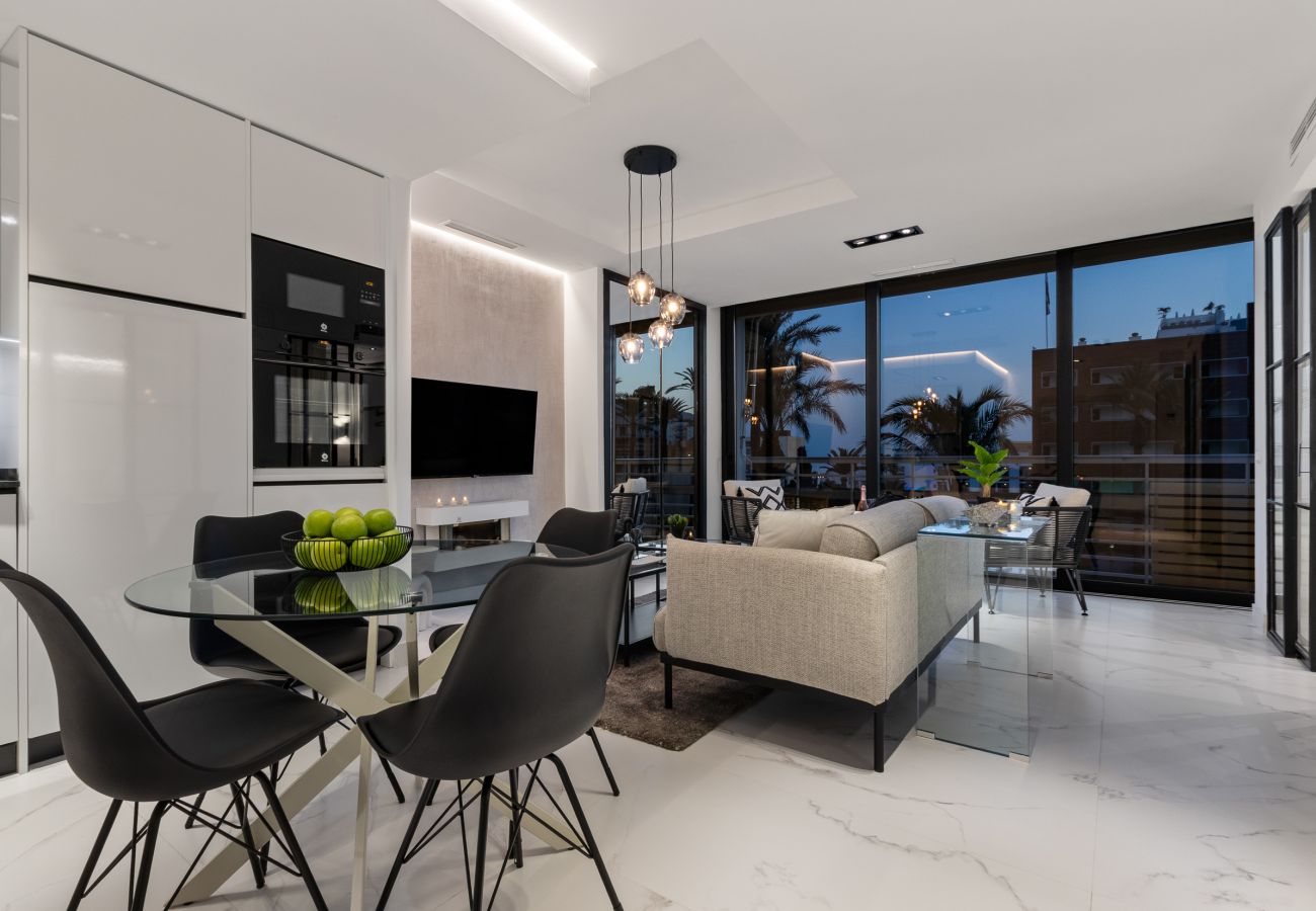 Apartment in Torremolinos - 🖤🤍Black and White Beach – Boutique Apartment with Sea Views 🌊