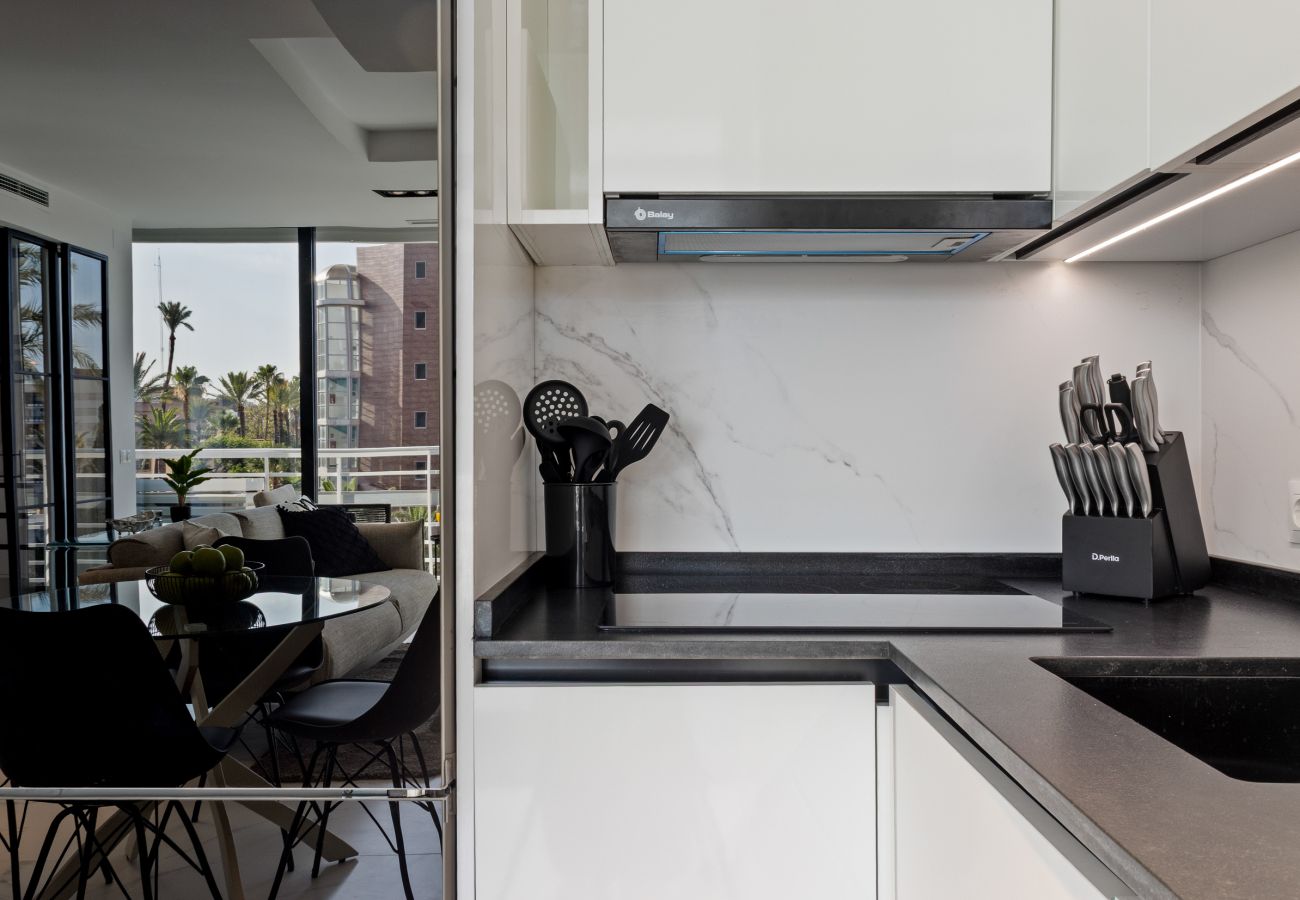 Apartment in Torremolinos - 🖤🤍Black and White Beach – Boutique Apartment with Sea Views 🌊