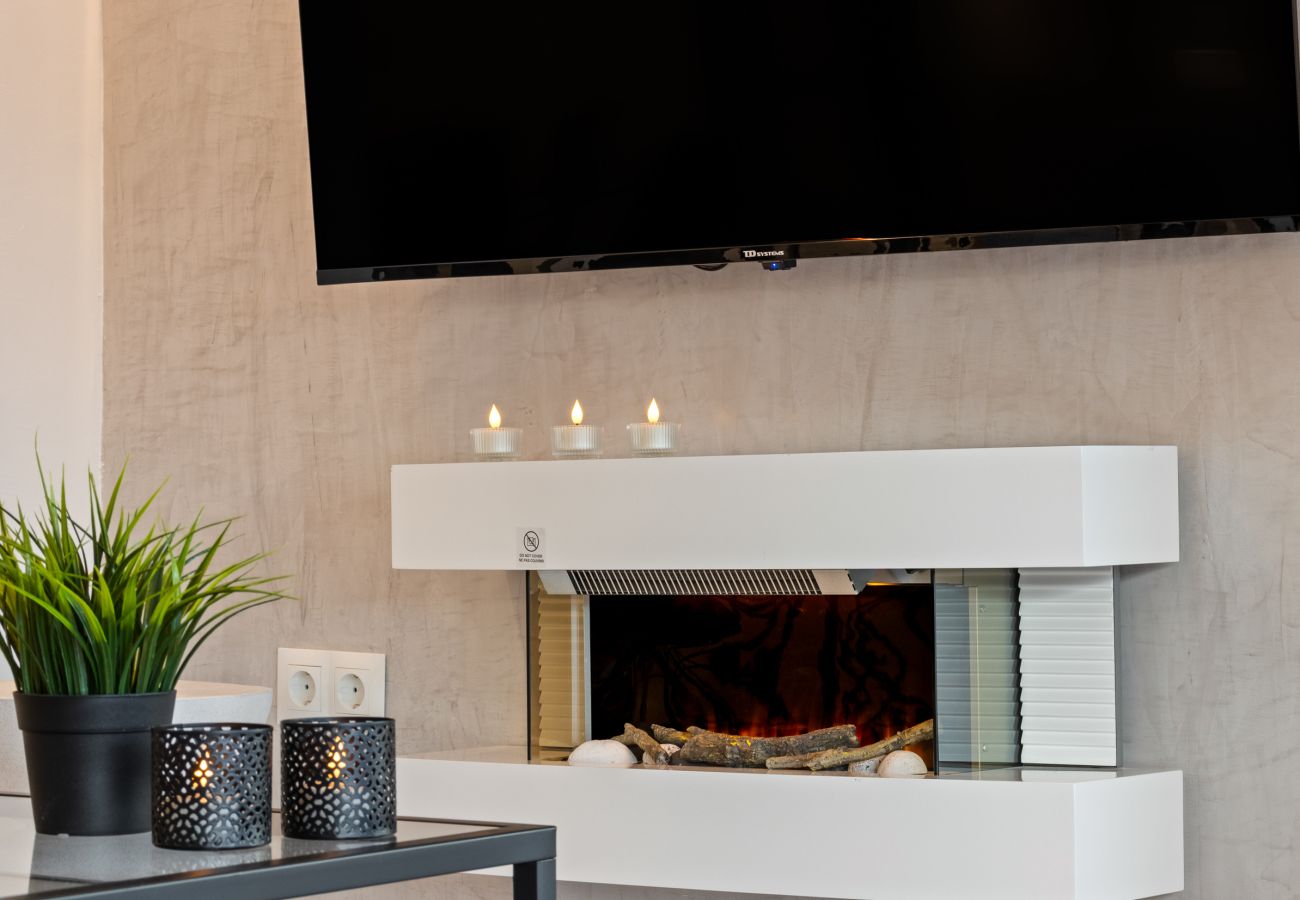 Apartment in Torremolinos - 🖤🤍Black and White Beach – Boutique Apartment with Sea Views 🌊