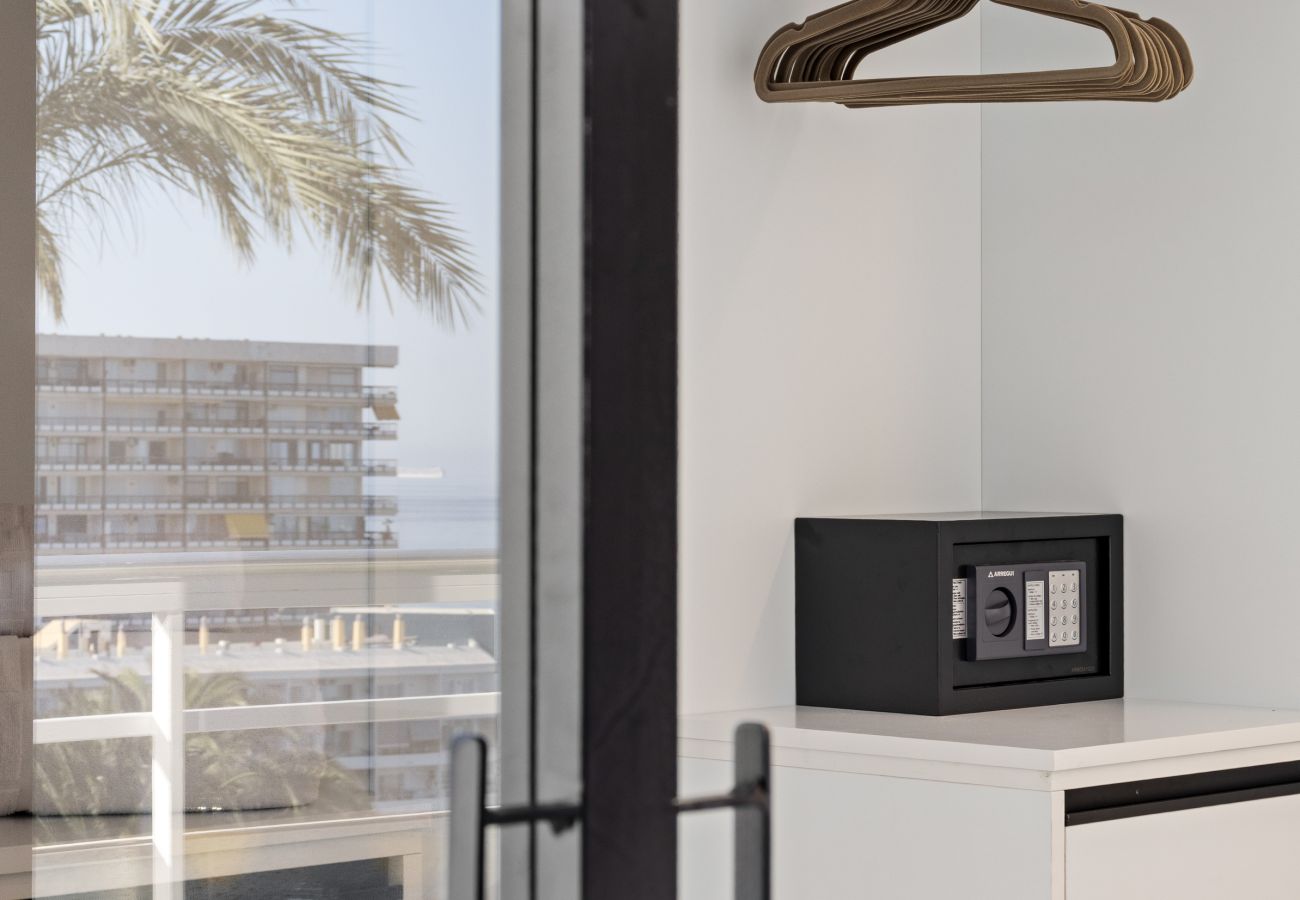Apartment in Torremolinos - 🖤🤍Black and White Beach – Boutique Apartment with Sea Views 🌊