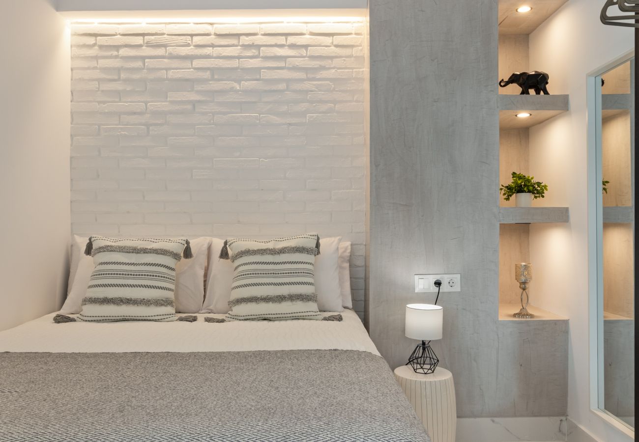 Apartment in Torremolinos - 🖤🤍Black and White Beach – Boutique Apartment with Sea Views 🌊