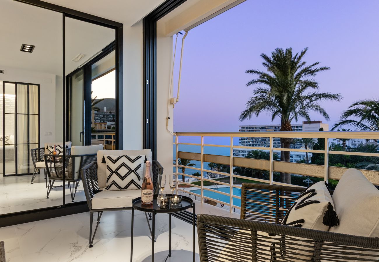 Apartment in Torremolinos - 🖤🤍Black and White Beach – Boutique Apartment with Sea Views 🌊