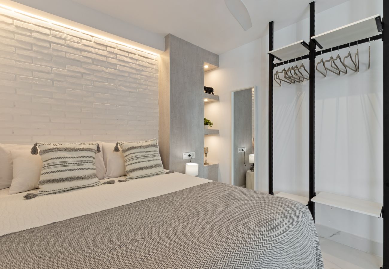 Apartment in Torremolinos - 🖤🤍Black and White Beach – Boutique Apartment with Sea Views 🌊