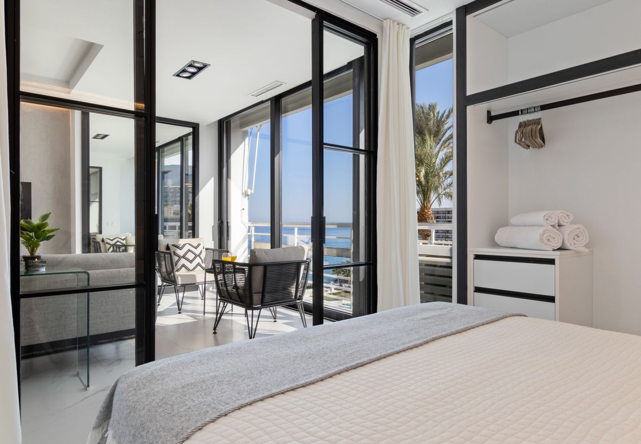 Apartment in Torremolinos - 🖤🤍Black and White Beach – Boutique Apartment with Sea Views 🌊