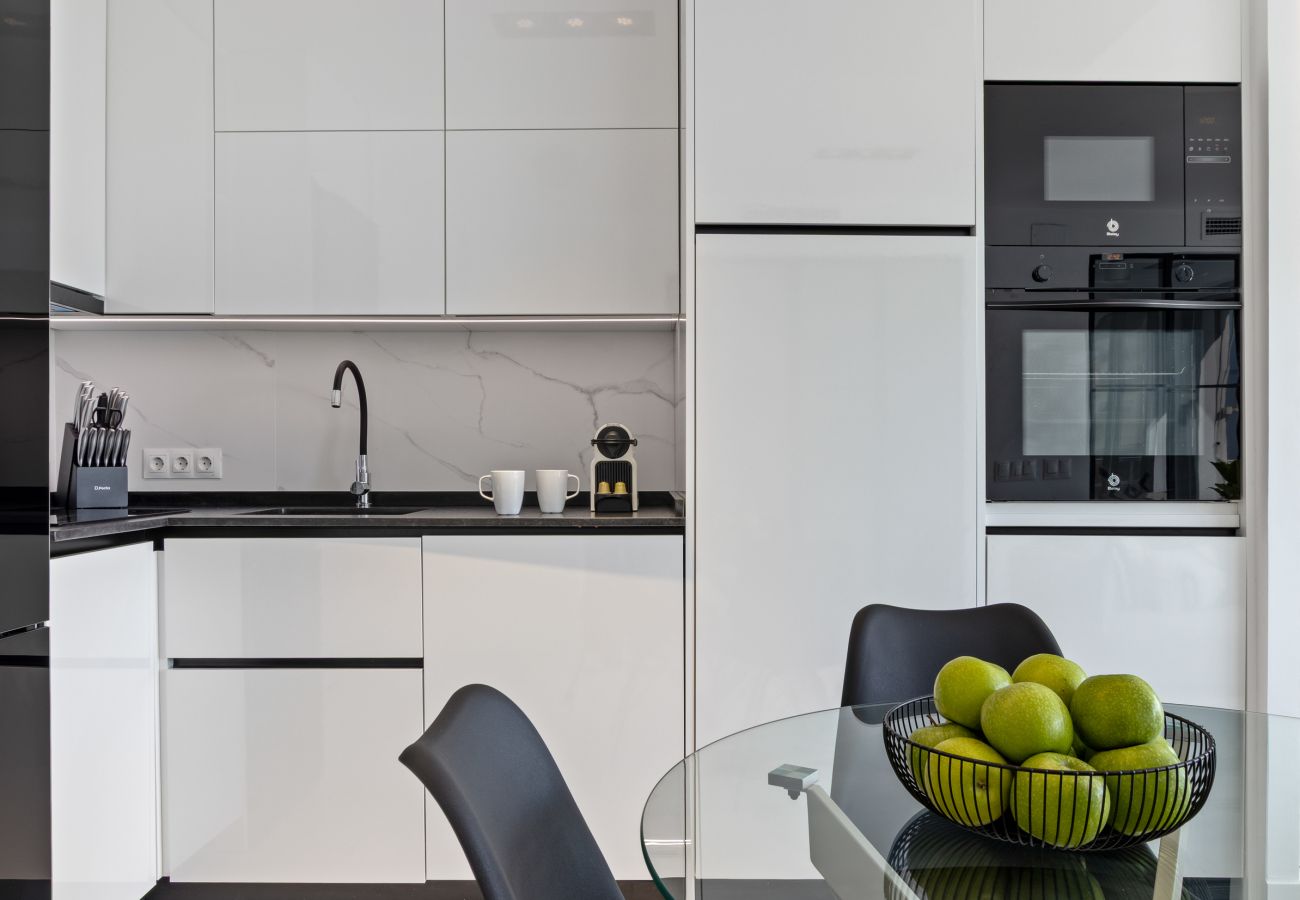 Apartment in Torremolinos - 🖤🤍Black and White Beach – Boutique Apartment with Sea Views 🌊