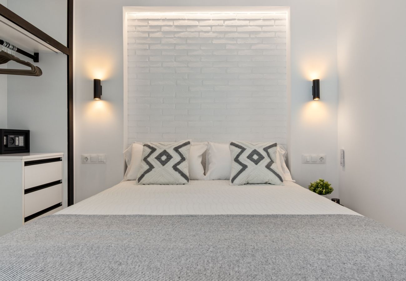 Apartment in Torremolinos - 🖤🤍Black and White Beach – Boutique Apartment with Sea Views 🌊