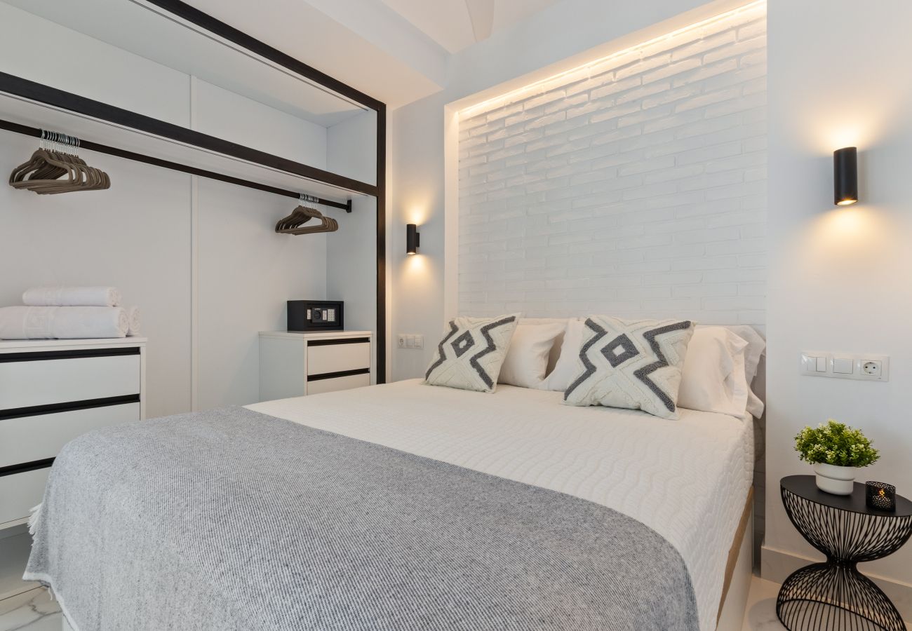 Apartment in Torremolinos - 🖤🤍Black and White Beach – Boutique Apartment with Sea Views 🌊