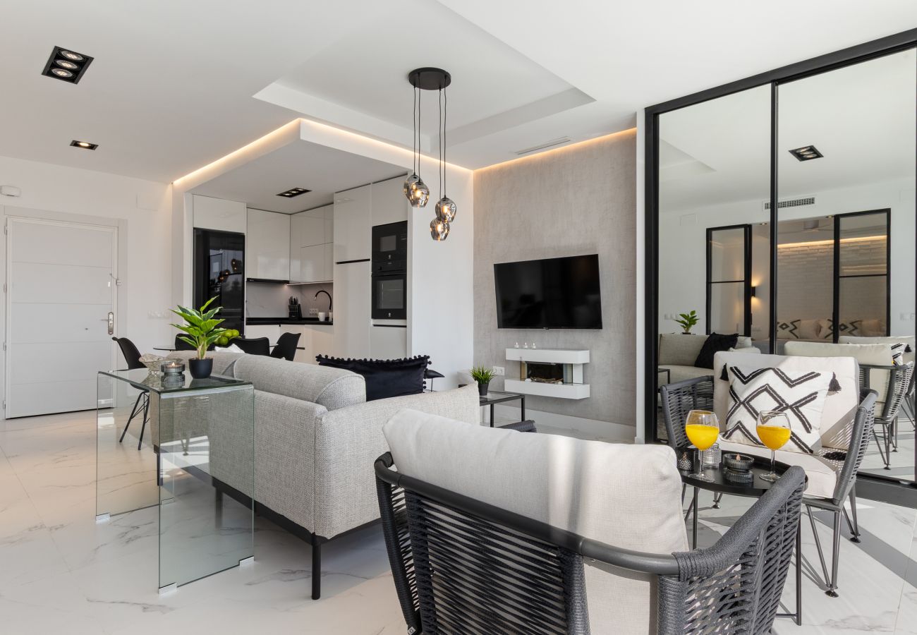 Apartment in Torremolinos - 🖤🤍Black and White Beach – Boutique Apartment with Sea Views 🌊
