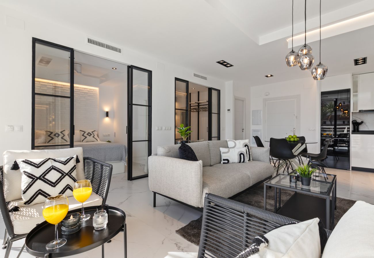 Apartment in Torremolinos - 🖤🤍Black and White Beach – Boutique Apartment with Sea Views 🌊