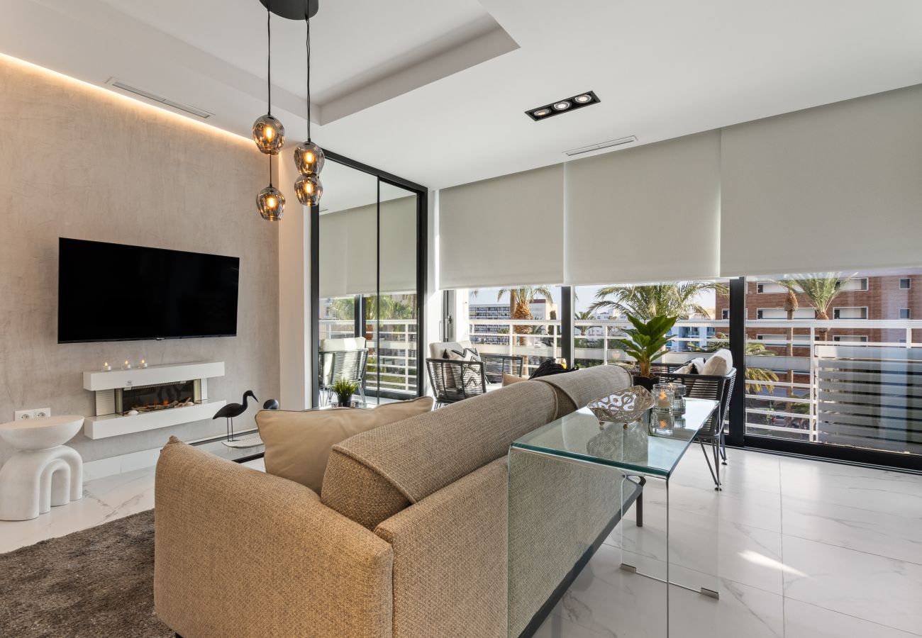Apartment in Torremolinos - 🖤🤍Black and White Beach – Boutique Apartment with Sea Views 🌊