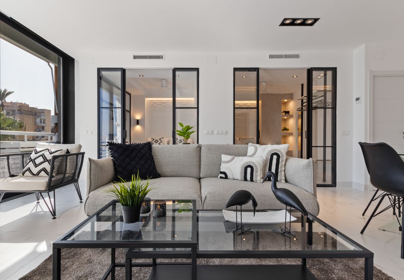 Apartment in Torremolinos - 🖤🤍Black and White Beach – Boutique Apartment with Sea Views 🌊