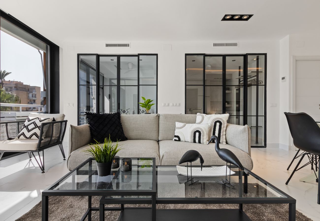 Apartment in Torremolinos - 🖤🤍Black and White Beach – Boutique Apartment with Sea Views 🌊