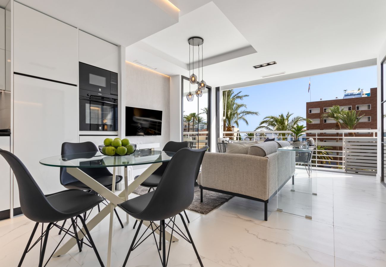 Apartment in Torremolinos - 🖤🤍Black and White Beach – Boutique Apartment with Sea Views 🌊