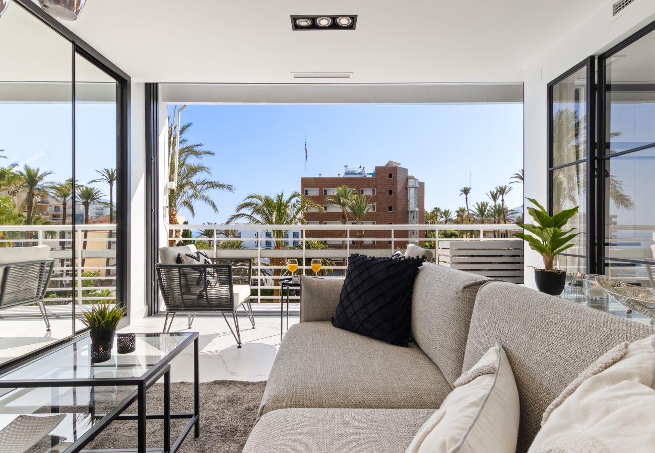 Apartment in Torremolinos - 🖤🤍Black and White Beach – Boutique Apartment with Sea Views 🌊